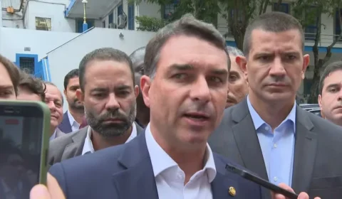 Flávio Bolsonaro é vaiado e chamado de ‘ladrão’ em quartel da PM do Rio