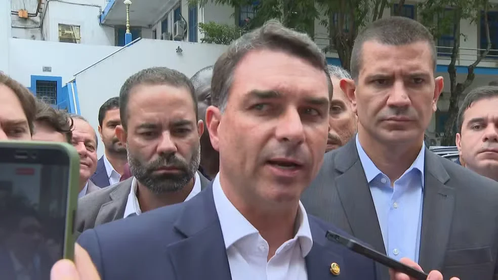Flávio Bolsonaro é vaiado e chamado de ‘ladrão’ em quartel da PM do Rio