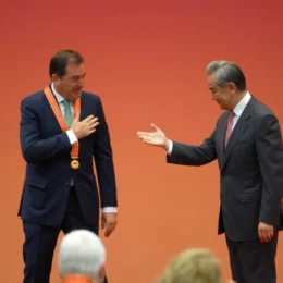 China inaugura medalha para diplomatas com dois latino-americanos condecorados