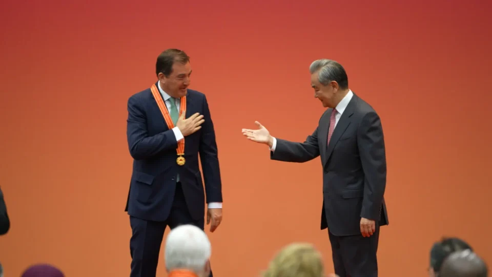 China inaugura medalha para diplomatas com dois latino-americanos condecorados