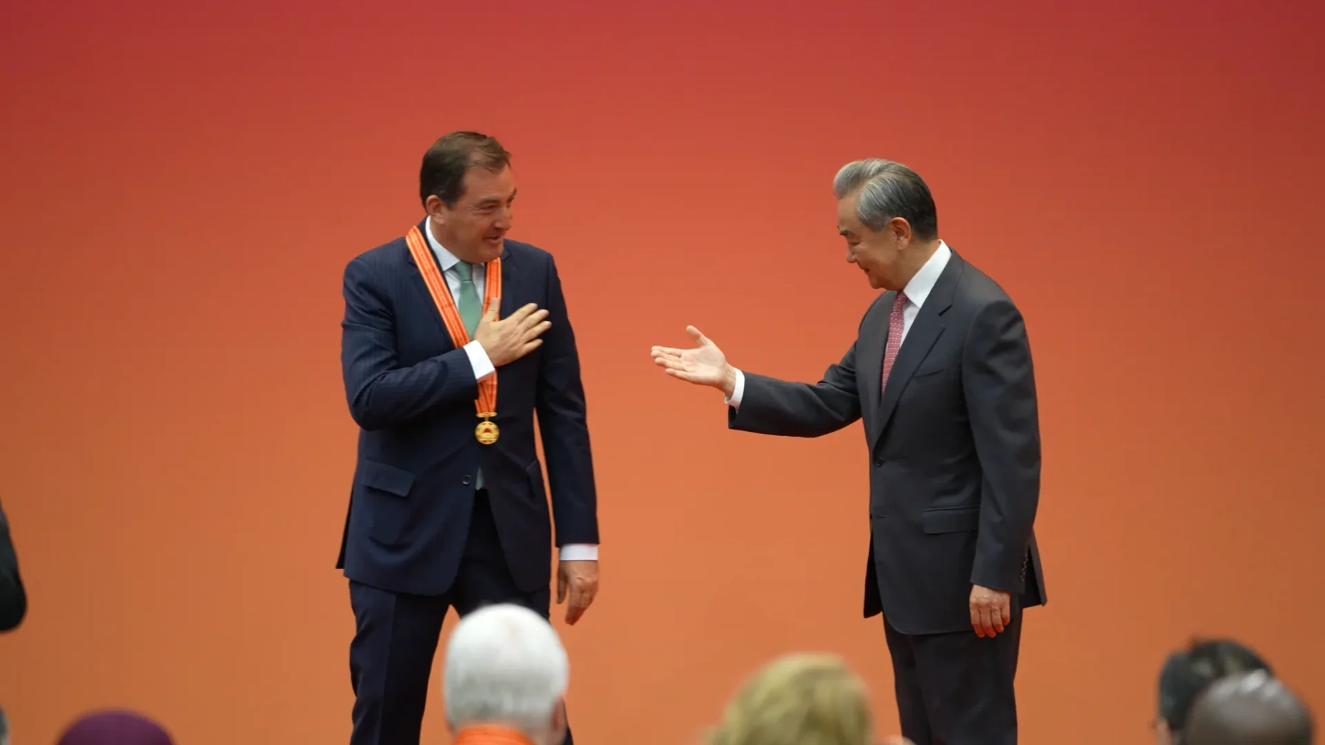 Ministro das Relações Exteriores da China entrega Medalha ao Diplomata Destacado ao ex-embaixador do Uruguai na China, Fernando Lugris. 18 de maio de 2026 | Crédito: Jiang Chenxing / Brasil de Fato