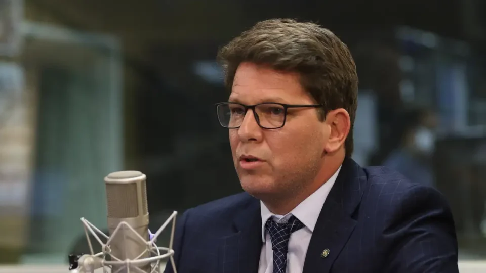 Viagem do deputado Mario Frias acumula versões diferentes e falta de clareza