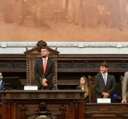 Rodrigo Bacellar e Diogo Mentor durante homenagem ao advogado na Alerj, em 2024