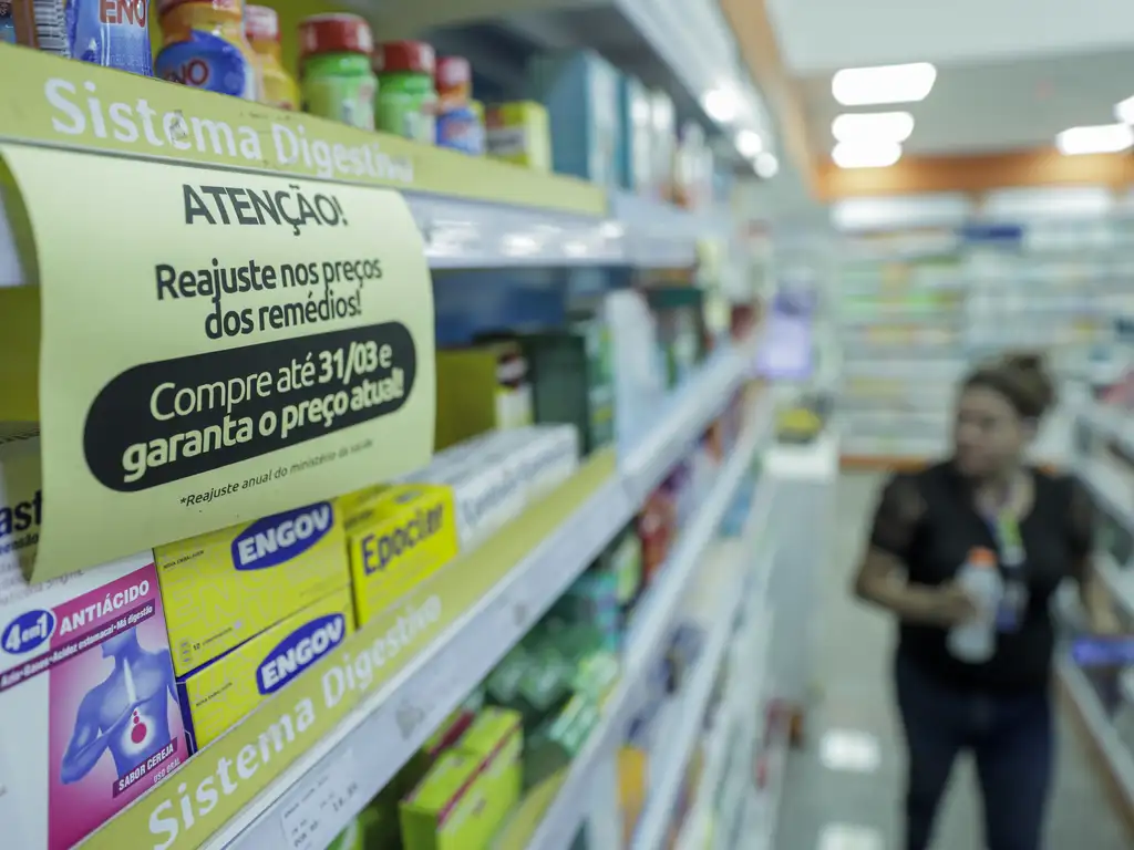 Brasília (DF), 31/03/2025 - Resolução da Câmara de Regulação do Mercado de Medicamentos (CMED), publicada nesta segunda-feira (31) no Diário Oficial da União, estabelece o novo teto para reajuste de preços de remédios vendidos em farmácias e drogarias de todo o país. Foto: Joédson Alves/Agência Brasil