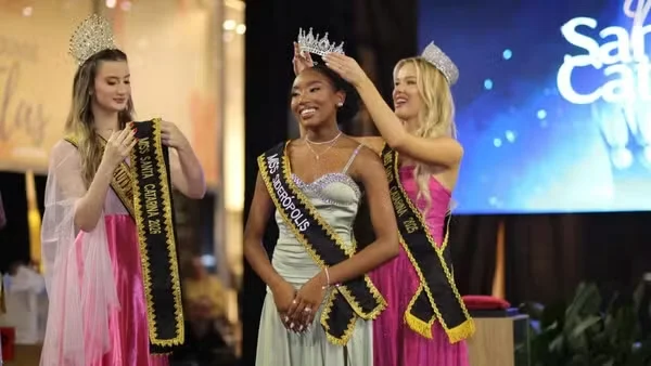 Imagem mostra Pietra Travassos sendo coroada como Miss Santa Catarina — Foto: André Vargas/Divulgação