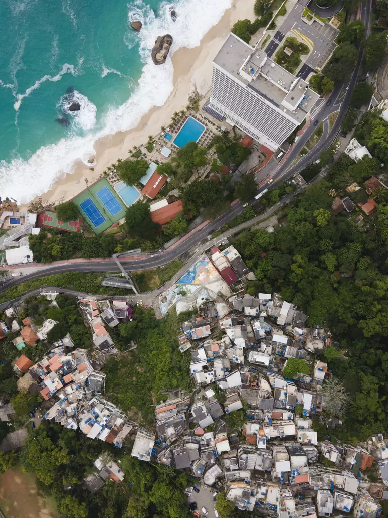 O morro do Vidigal, na Zona Sul do Rio de Janeiro, evidencia o contraste entre áreas de alto padrão e regiões marcadas pela desigualdade urbana no Brasil O morro do Vidigal, na Zona Sul do Rio de Janeiro, evidencia o contraste entre áreas de alto padrão e regiões marcadas pela desigualdade urbana no Brasil