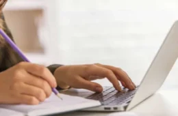 7 em cada 10 formados em licenciatura EAD de português e matemática ficam abaixo do básico