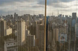 A janela e a dor na metrópole