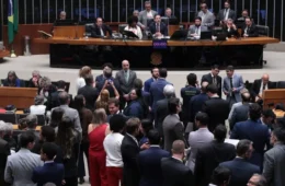 Saiba quem são os deputados que votaram contra o fim da 6×1; metade é do PL
