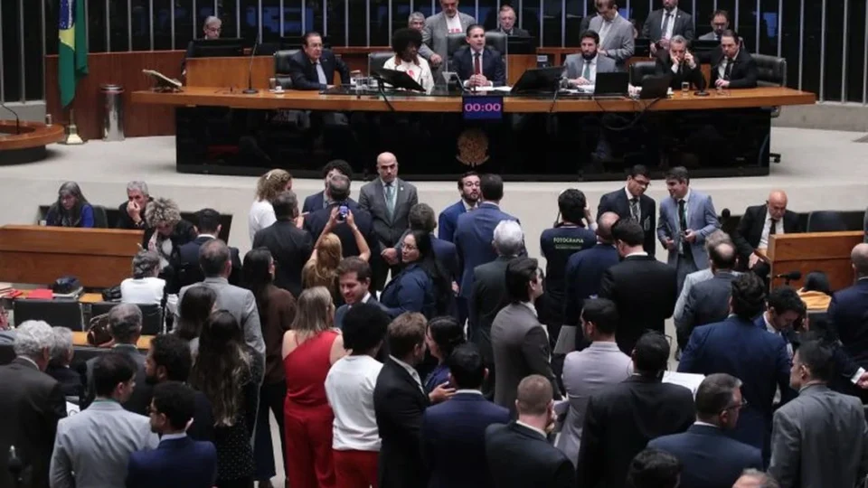 Saiba quem são os deputados que votaram contra o fim da 6×1; metade é do PL