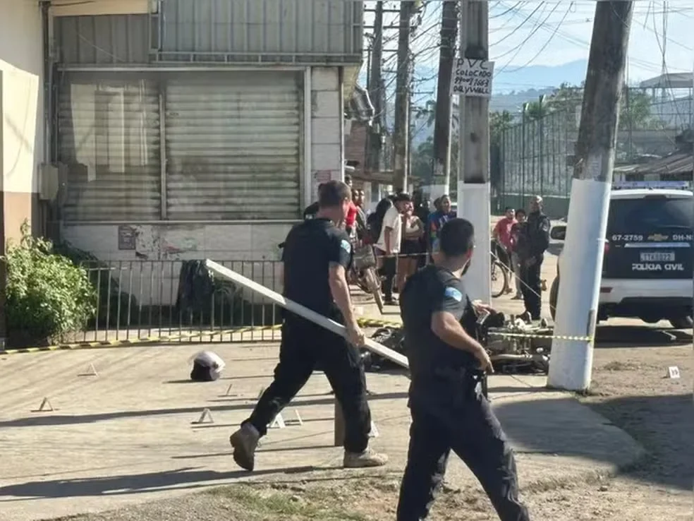 A perícia da encontrou uma ferramenta, descrita como uma régua de pedreiro, a cerca de 150 metros dos corpos das vítimas — Foto: Layla Mussi/O São Gonçalo