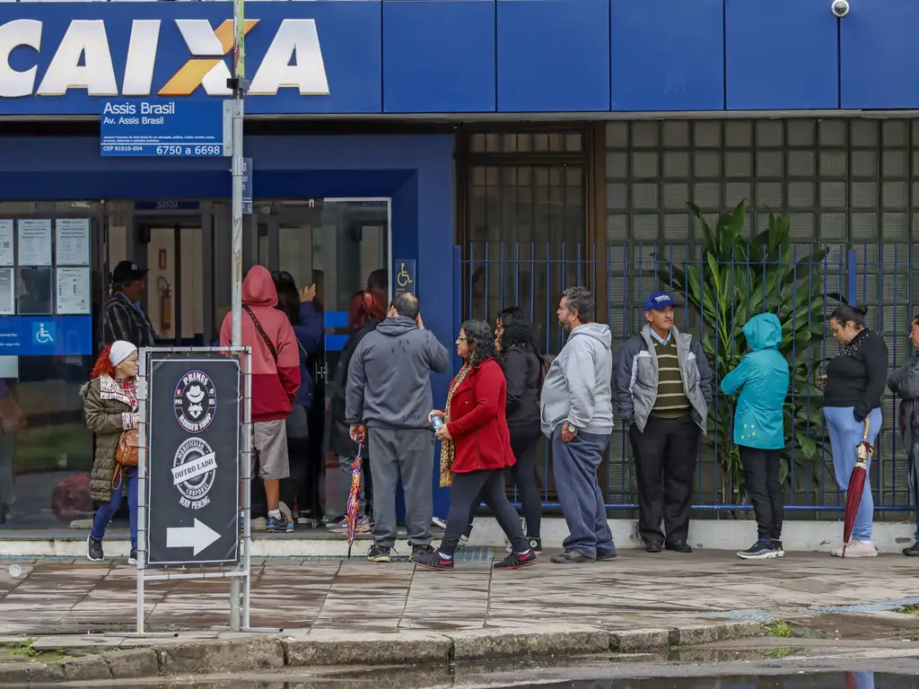 pessoas-fila-banco-caixa