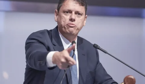 Loteria leiloada por Tarcísio estreia como bet com jogos similares a caça-níqueis