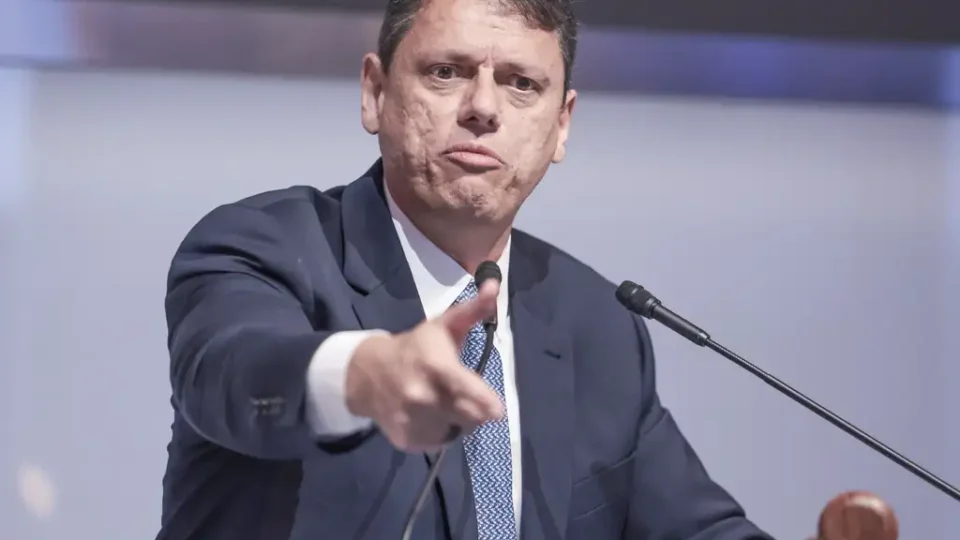 Loteria leiloada por Tarcísio estreia como bet com jogos similares a caça-níqueis