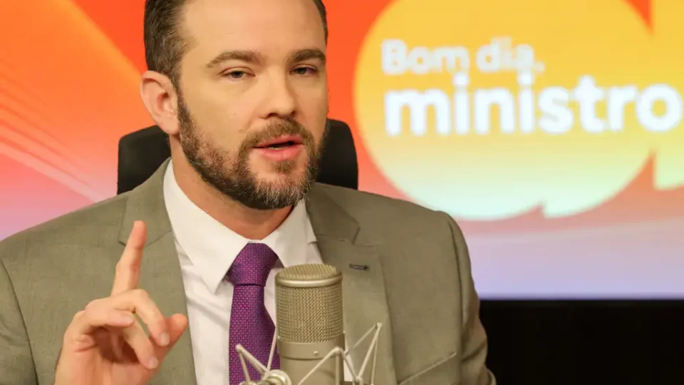 Governo incluirá pessoas com pagamentos em dia e informais no Desenrola, diz Durigan