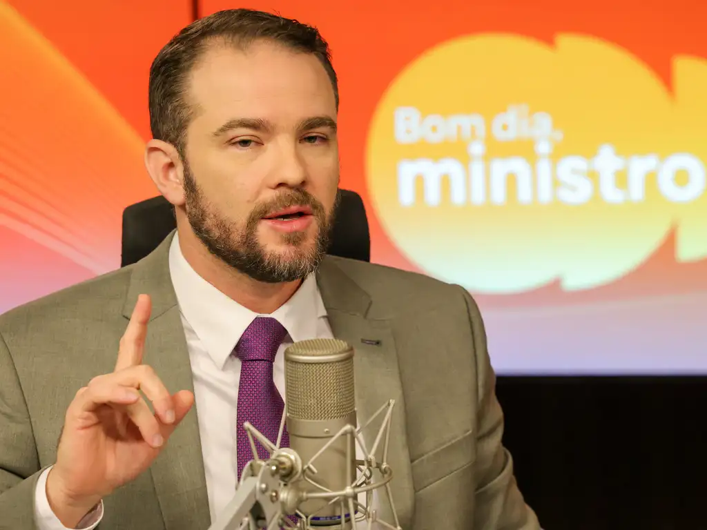 Governo incluirá pessoas com pagamentos em dia e informais no Desenrola, diz Durigan