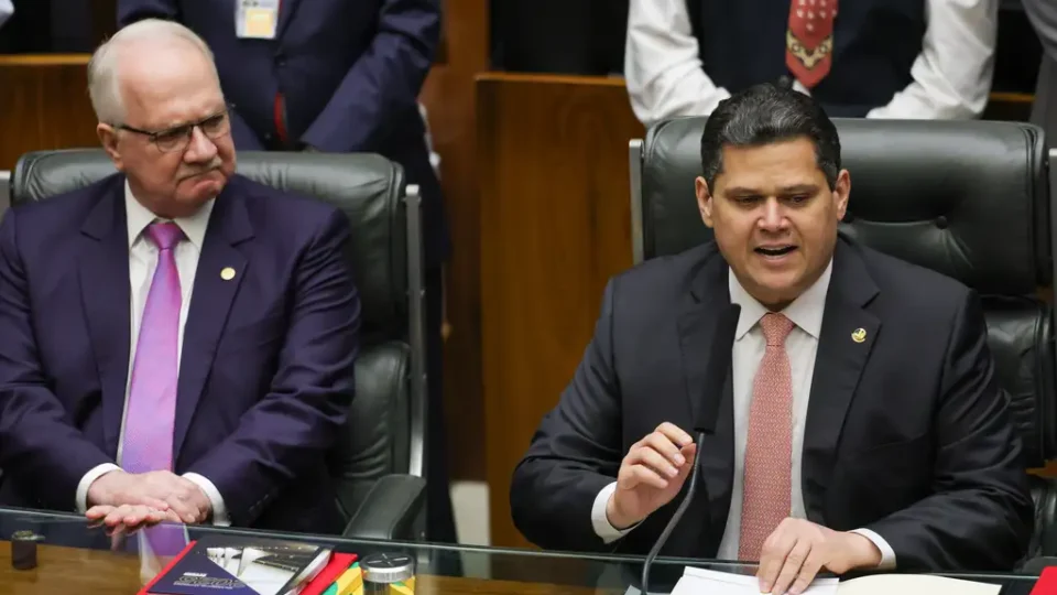 Alcolumbre e Fachin discutem limites para penduricalhos durante encontro