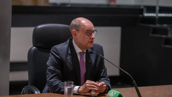 Escutas são encontradas no gabinete de Ricardo Couto, governador em exercício do RJ