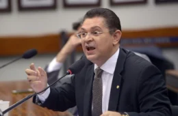 PL fará pesquisa para medir desgaste de Flávio após caso Vorcaro, diz Sóstenes