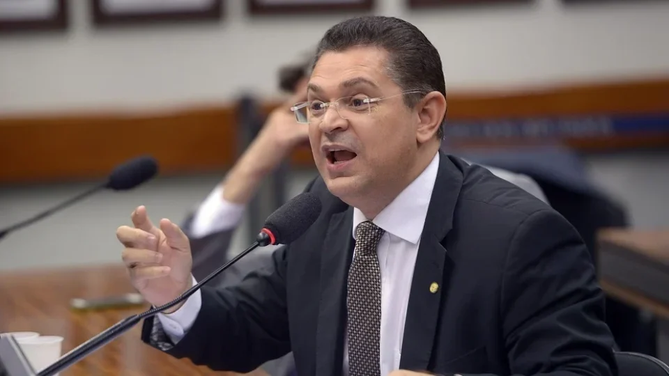 Sóstenes aciona embaixada dos EUA após remoção de vídeo sobre PT e PCC