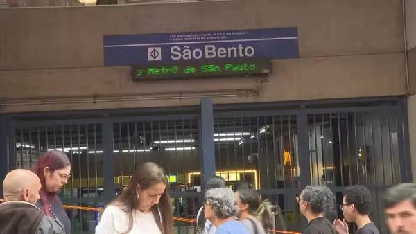 Entrada bloqueada da estação São Bento da Linha 1-Azul do metrô, no Centro de SP — Foto: Reprodução/TV Globo