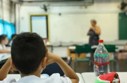 Municípios gastam R$ 126 mi em apostilas sem licitação mesmo com livros gratuitos do MEC