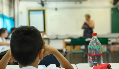 Municípios gastam R$ 126 mi em apostilas sem licitação mesmo com livros gratuitos do MEC