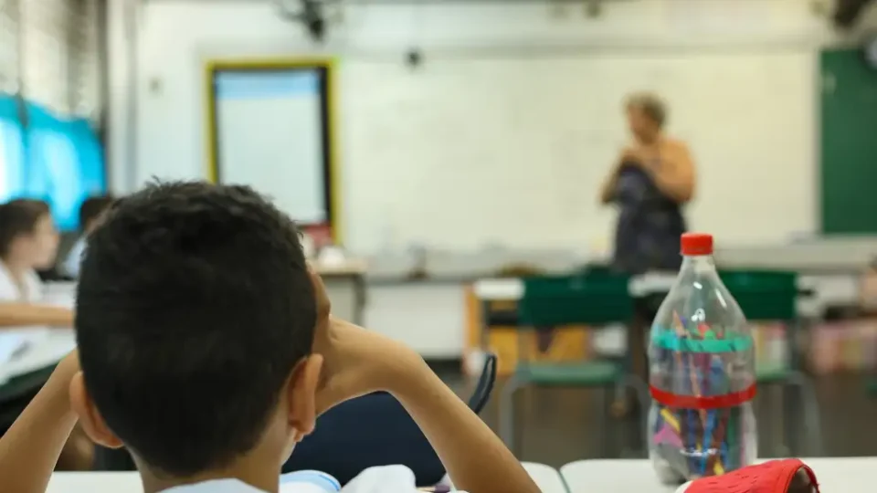 Municípios gastam R$ 126 mi em apostilas sem licitação mesmo com livros gratuitos do MEC