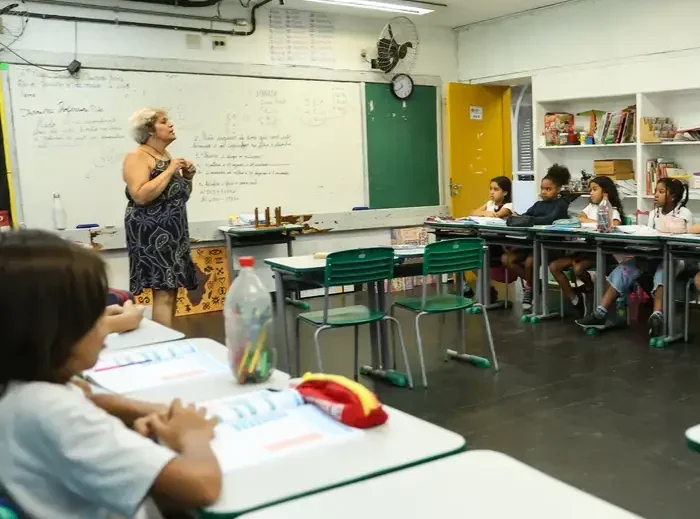 Projeto que estabelece hora-aula como cálculo na jornada dos professores avança na Câmara