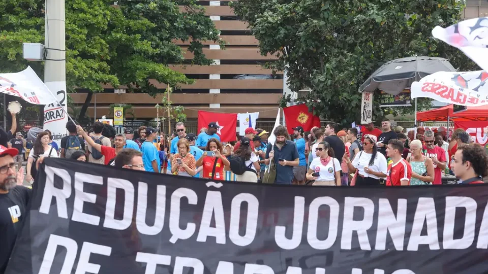 Fim da escala 6×1 tem apoio de 7 em cada 10 brasileiros, mostra pesquisa Quaest