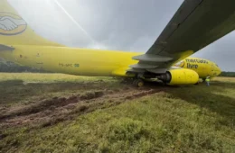Avião cargueiro da Gol sai da pista após pouso em Salvador