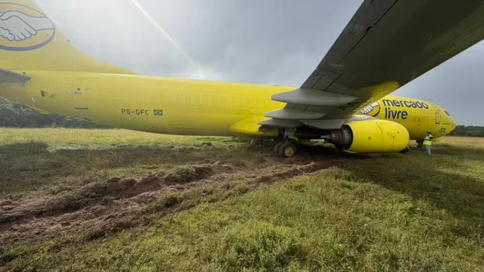 Avião cargueiro da Gol sai da pista após pouso em Salvador