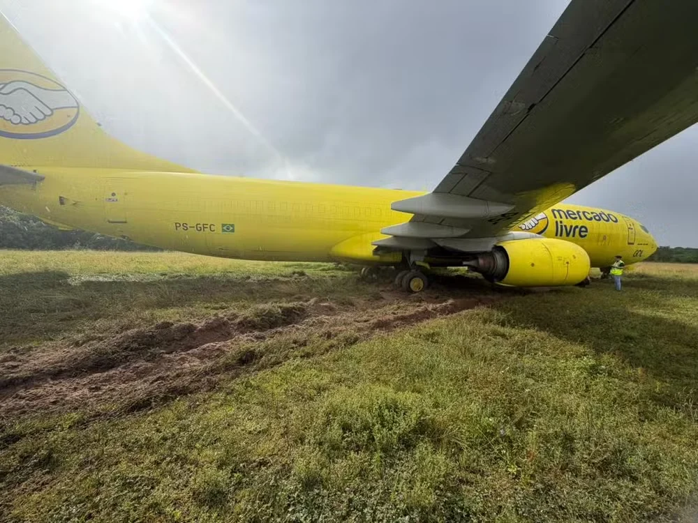 Avião cargueiro da Gol sai da pista após pouso em Salvador