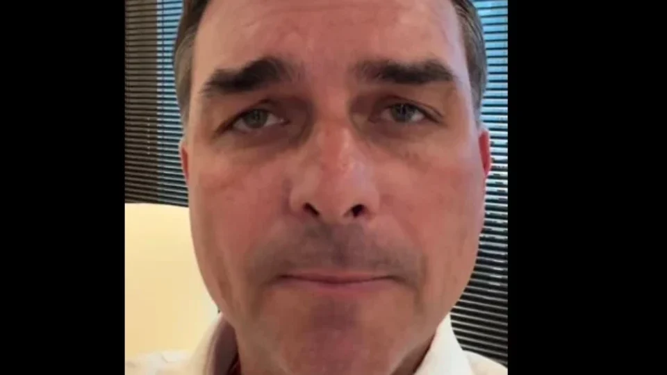 Em intervalo de poucas horas, Flávio Bolsonaro nega e depois confirma cobrança a Vorcaro