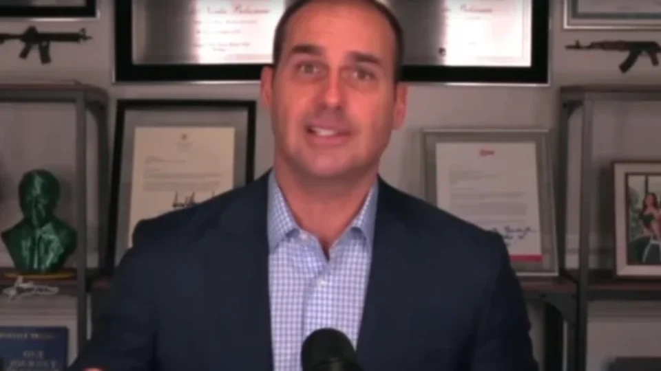 Eduardo Bolsonaro admite querer trocar Pix por sistema de pagamentos dos EUA
