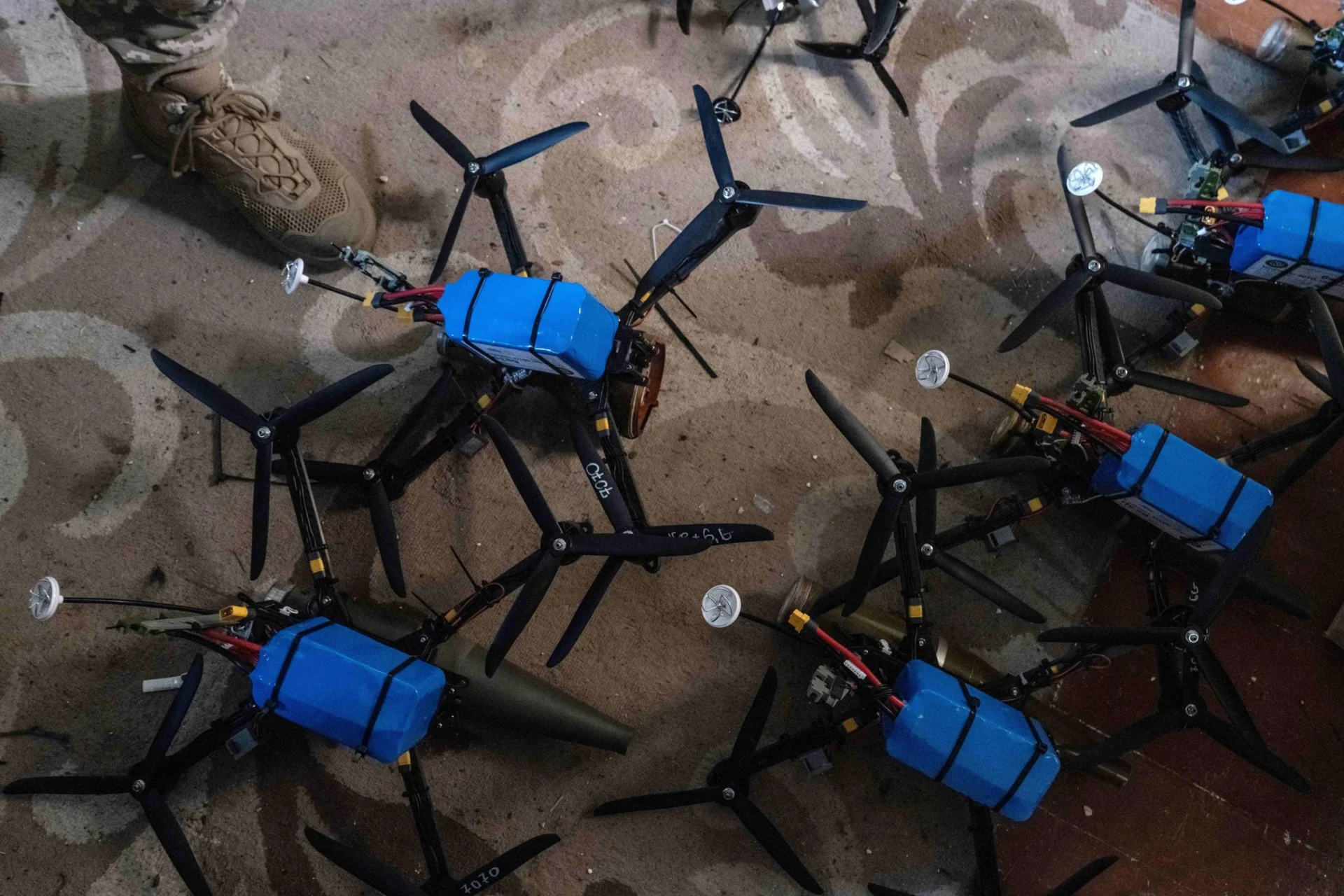 Drones com Visão na Primeira Pessoa, fotografados em local secreto na região de Donetsk (leste)(foto: Iryna Rybakova/AFP)