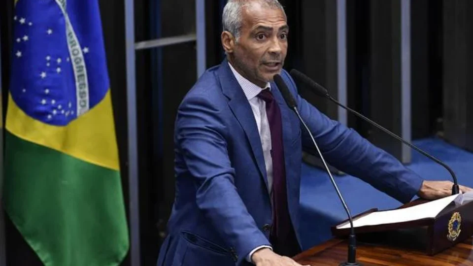Romário diz que devolverá salário ao Senado e que não pediu licença para votar pelo fim da 6×1