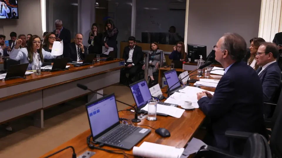 Senadores criticam falta de dados sobre socorro bilionário ao BRB