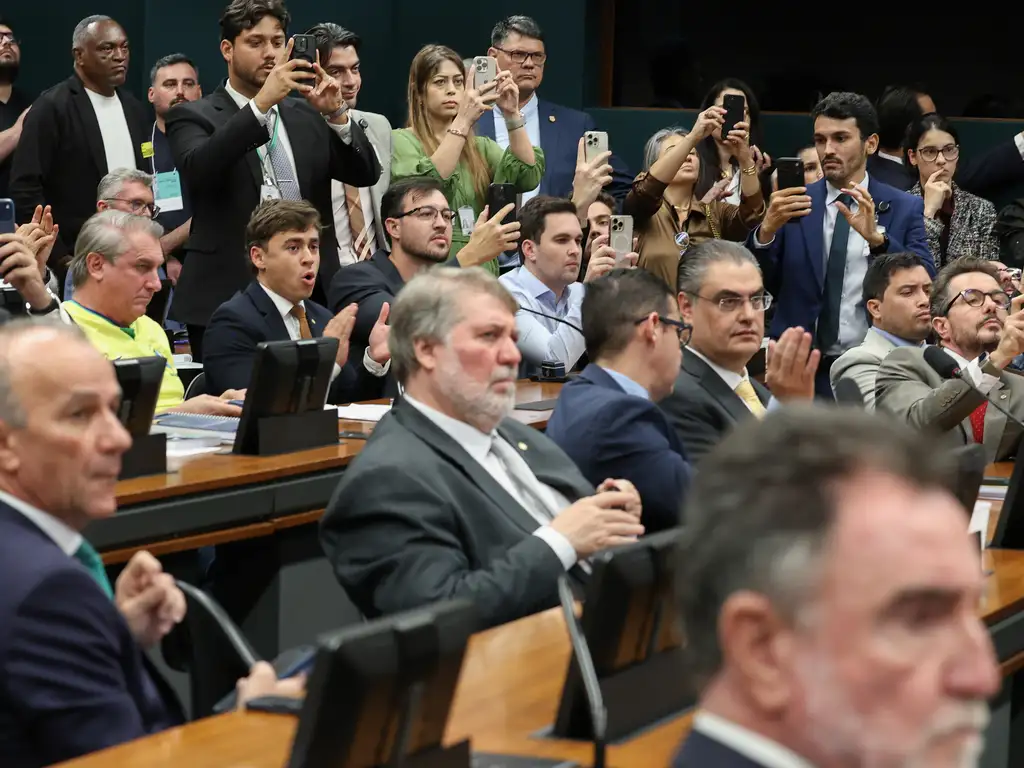 Brasília – DF – 10/06/2026 – Reunião da Comissão de Constituição e Justiça da Câmara que aprovou a proposta de emenda à Constituição (PEC 32/2025) que estabelece a maioridade civil e penal aos dezesseis anos de idade. Foto: Lula Marques/Agência Brasil.