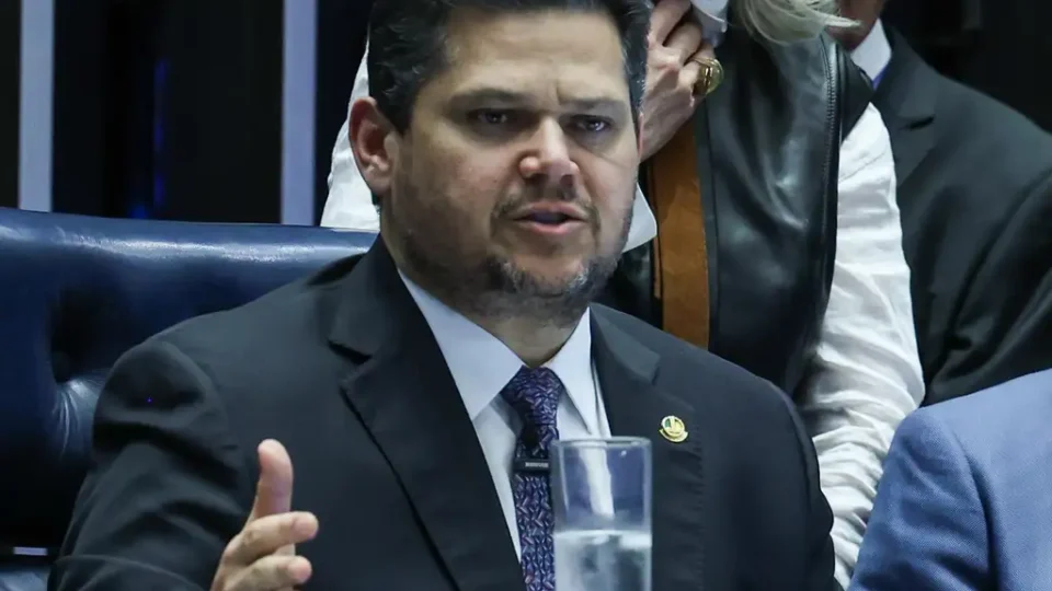 Alcolumbre quer alterar PEC, e fim da escala 6×1 pode ficar para depois da eleição