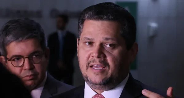 Alcolumbre mantém PEC 6×1 travada em semana esvaziada no Senado