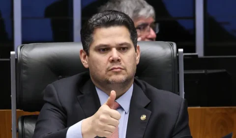 Alcolumbre pede calma para fim da escala 6×1, mas acelera PDL da Pedofilia