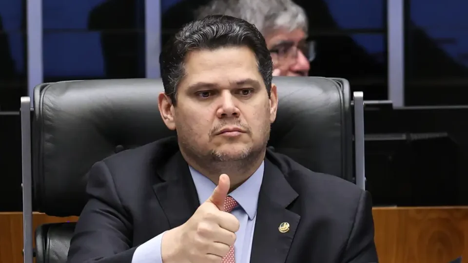 Alcolumbre pede calma para fim da escala 6×1, mas acelera PDL da Pedofilia