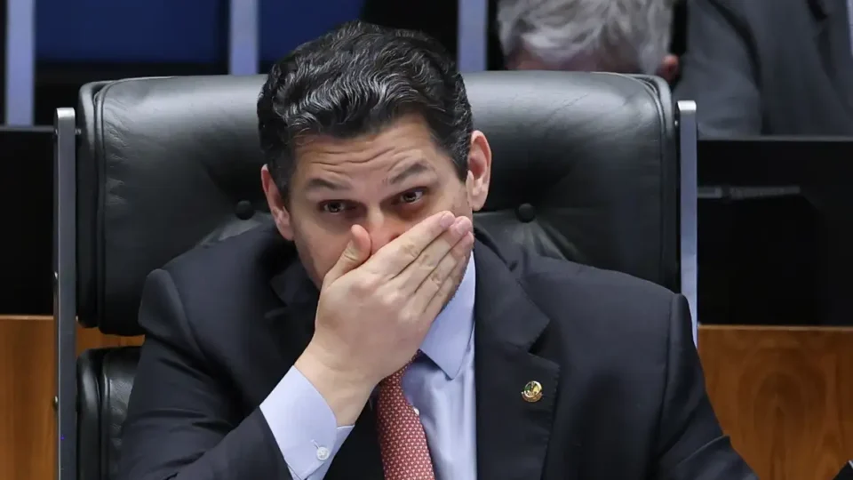 Davi Alcolumbre fará reunião para debater tramitação da PEC da escala 6×1 no Senado