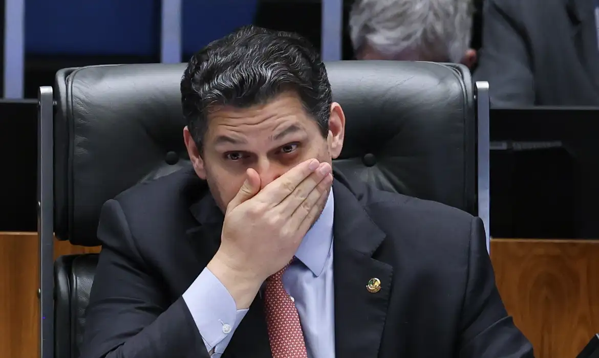 Davi Alcolumbre fará reunião para debater tramitação da PEC da escala 6×1 no Senado