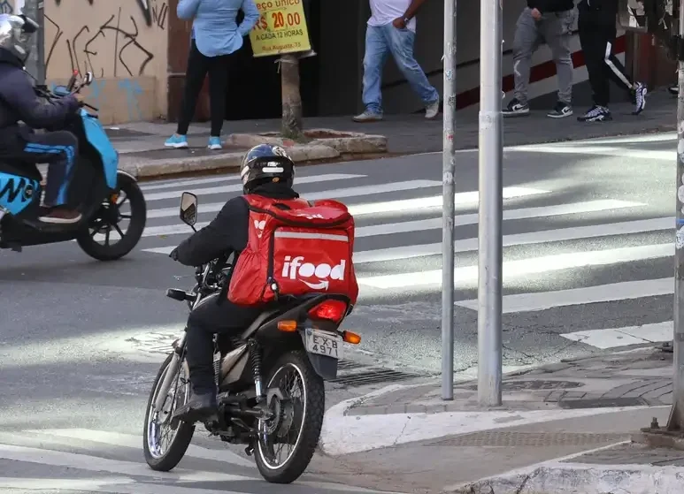 Motociclista, entregador