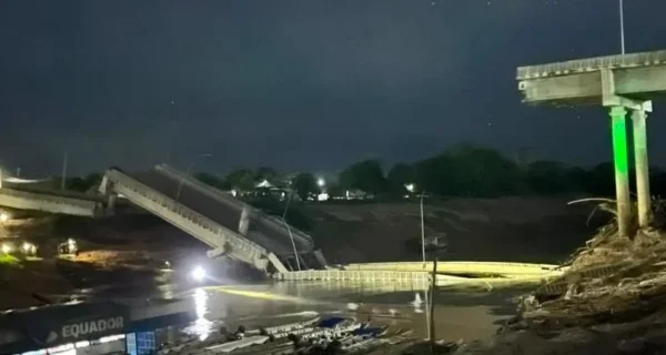 Ponte inaugurada há dois anos que custou R$ 36 milhões desaba sobre rio no Acre; veja