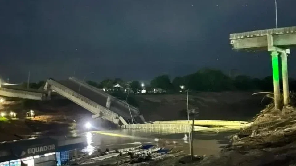 Ponte inaugurada há dois anos que custou R$ 36 milhões desaba sobre rio no Acre; veja
