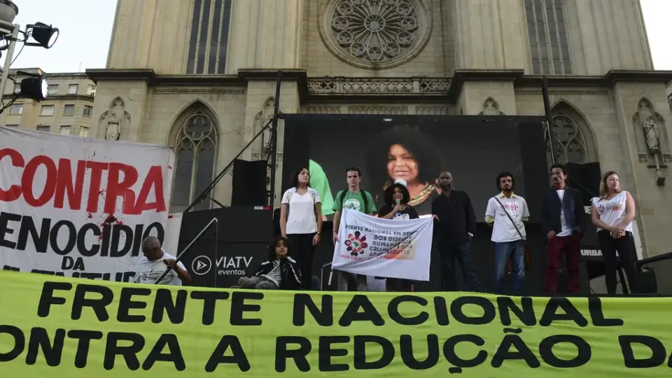 PEC que reduz maioridade penal deve ter constitucionalidade questionada, apontam juristas