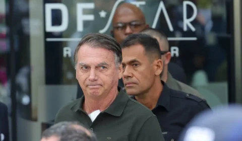 Jair Bolsonaro confirma ao STF que entregou arma a agente do GSI